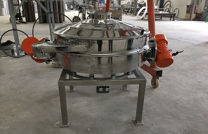 主要采用的是雙振動(dòng)電機(jī)振動(dòng)，其振動(dòng)力比普通振動(dòng)篩要高，同時(shí)采用直泄式的排料方式，很好的解決了堵料塞料的問(wèn)題。
