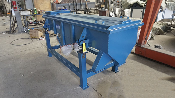 520型直線振動篩主要采用的還是304不銹鋼材質,能夠實現長久化衛生化的物料的篩分。