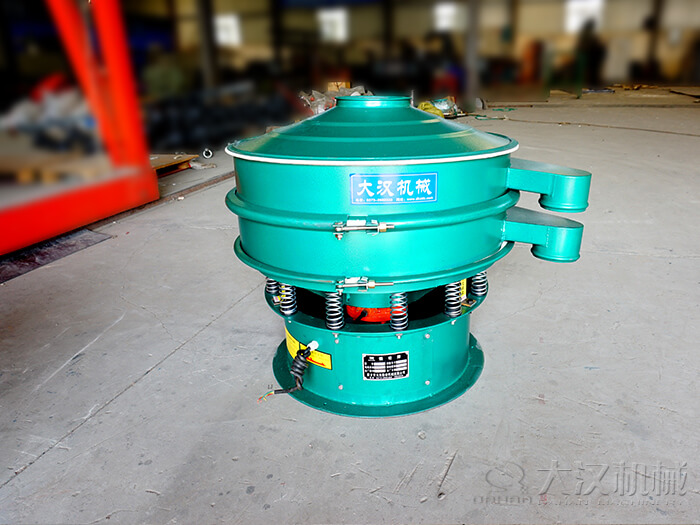 圓形振動(dòng)篩采用碳鋼材質(zhì)價(jià)格便宜,使用便利,篩分效果好。