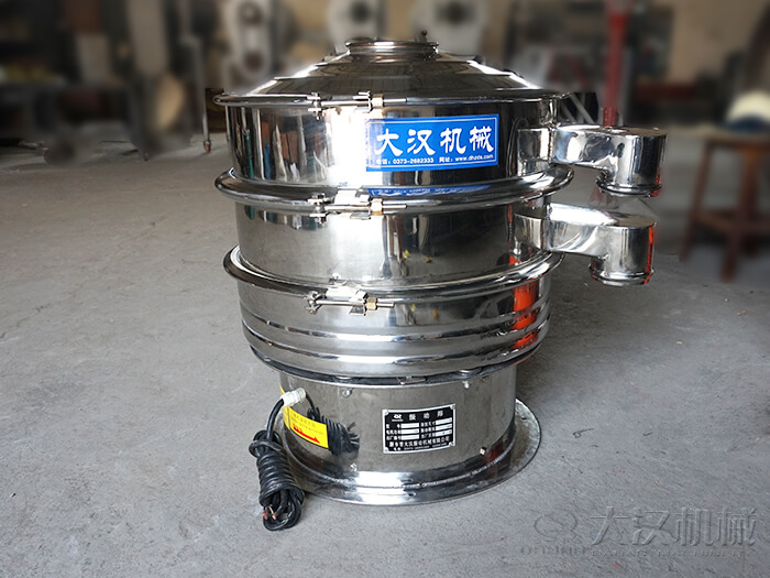 醫(yī)藥振動篩主要采用的是304不銹鋼振動篩,優(yōu)勢:設(shè)備干凈衛(wèi)生,不易生銹,使用壽命長久,經(jīng)久耐用。