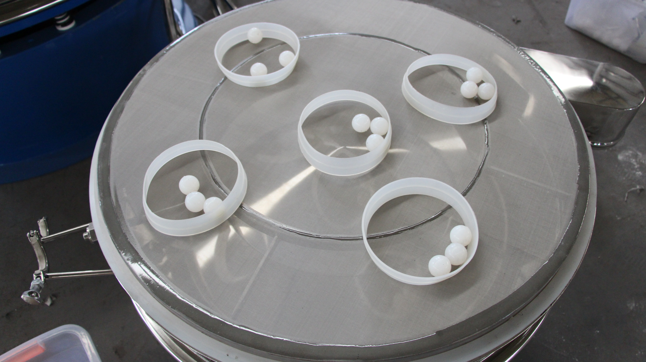 醫(yī)藥振動篩:篩架彈跳球,擋球環(huán)等。