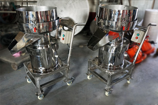 450型過濾篩機實拍：全不銹鋼小推車式過濾篩，便于篩機的移動，適合場地不確定的用戶。